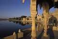 Bhattiani Sati Rani et lac de Gadsisar - Jaisalmer - Rajasthan - Inde 
 Bhattiani Sati Rani et lac de Gadsisar - Jaisalmer - Rajasthan - Inde  