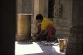 Temple de Ranakpur, nettoyage des coupes à boire, Rajasthan, Inde 
 Temple de Ranakpur 
 nettoyage des coupes à boire 
 Rajasthan 
 Inde  