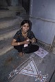 Mandawa, Jeune fille peignant un dessin traditionnel sur le pas de la pote de sa maison. Rajasthan, Inde 
 Mandawa 
 Jeune fille peignant un dessin traditionnel sur le pas de la pote de sa maison. Rajasthan 
 Inde  